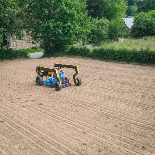 Robot Toogo dans un champ