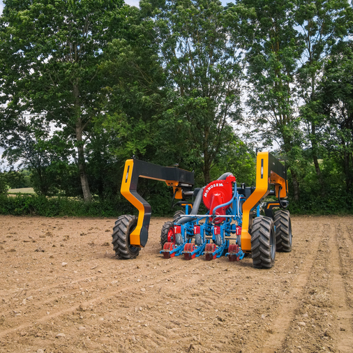 Robot Toogo dans un champ