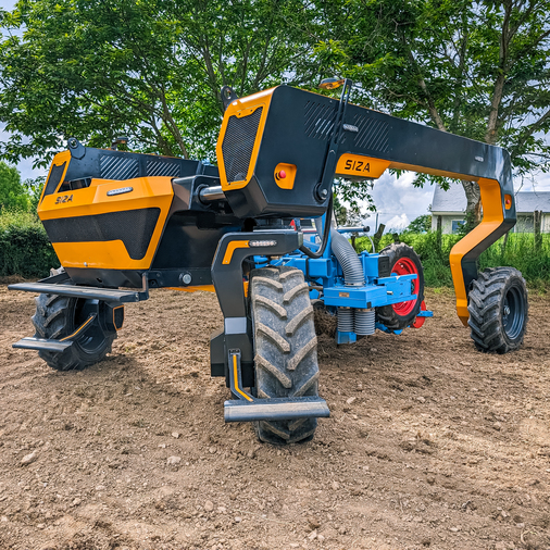 Robot Toogo dans un champ
